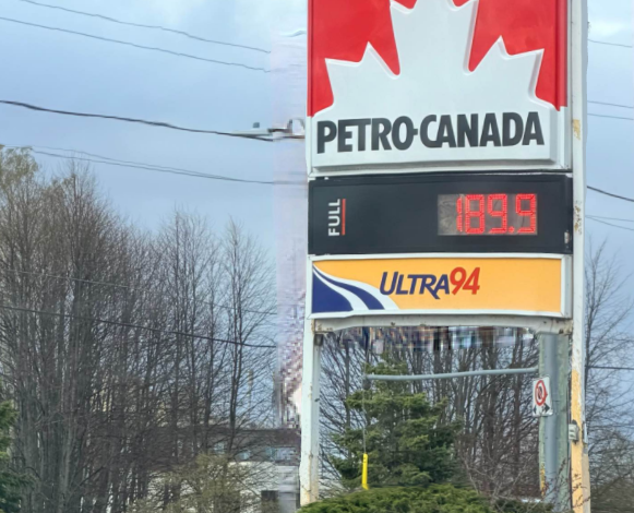 Petro-Canada gas station sign with a red maple leaf logo, displaying the price 189.9 and an Ultra94 banner.