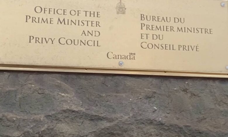 Plaque on stone wall reading 'Office of the Prime Minister and Privy Council' with French translation and 'Canada' beneath.